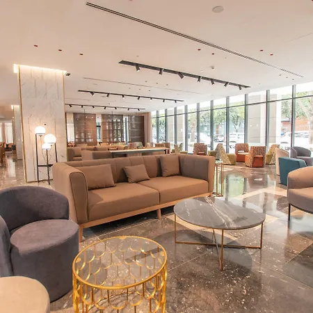 מלון Giralda Center