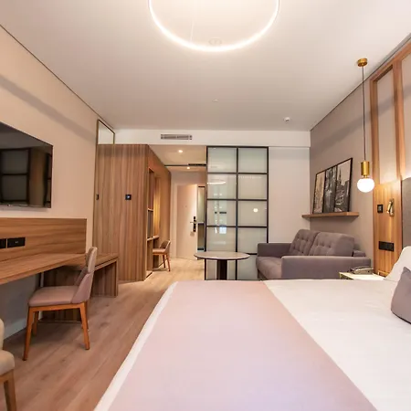 מלון Giralda Center 4*