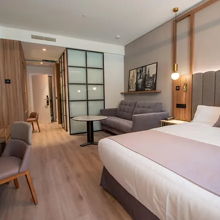 Giralda Center מלון 4*