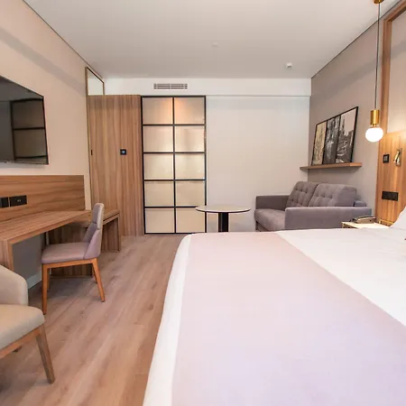 Giralda Center מלון 4*